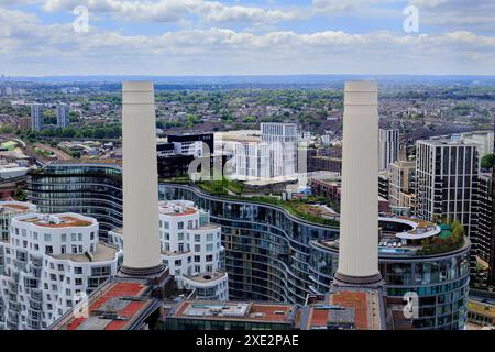 Battersea, London, 20-05-24. Der Lift 109 in der Battersea Power Station bringt Sie auf einen der berühmten Schornsteine, wo Sie einen Panoramablick genießen können Stockfoto