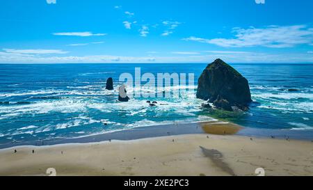 Blick aus der Vogelperspektive auf majestätische Seestapel und Strand in Oregon Stockfoto