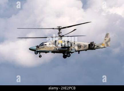 ZHUKOWSKY, RUSSLAND - 25. Juli 2021: Demonstration des Kamov Ka-52 Alligator-Angriffshubschraubers der russischen Luftwaffe bei MAKS- Stockfoto