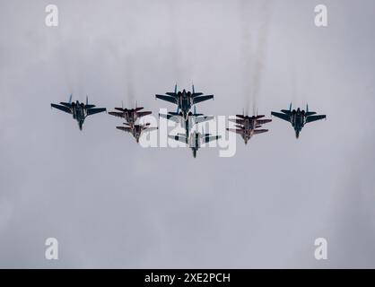 MOSKAU, RUSSLAND - 7. MAI 2021: Avia-Parade in Moskau. Gruppenjet-Kampfflugzeuge MiG-35 und Su-30 am Himmel auf der Parade of Victory Stockfoto