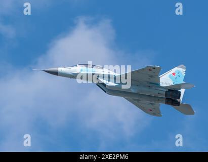 Moskau Russland Flugplatz Zhukovsky 25. Juli 2021: Aerobatic MiG-35 Perfoming Demonstrationsflug der internationalen Luft- und Raumfahrtsa Stockfoto