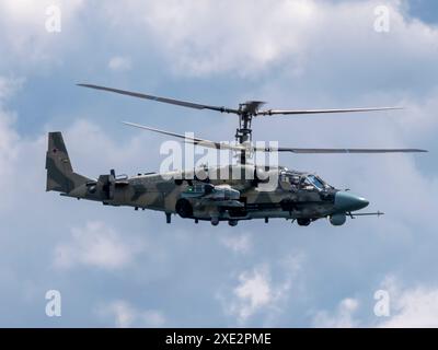 ZHUKOWSKY, RUSSLAND - 25. Juli 2021: Demonstration des Kamov Ka-52 Alligator-Angriffshubschraubers der russischen Luftwaffe bei MAKS- Stockfoto