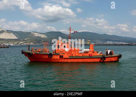 Noworossiysk, Russland - 18. August 2023. Rotes Hafenschiff namens Pilot-1 im Hafen von Noworossijsk Schwarzes Meer Stockfoto