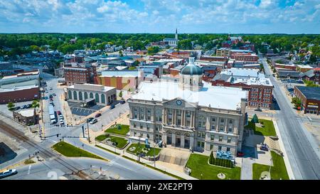 Blick aus der Vogelperspektive auf das Huntington Courthouse und das Innenstadtlayout Stockfoto