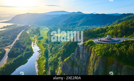 Blick aus der Vogelperspektive auf Vista House, River Valley und Berglandschaft Stockfoto