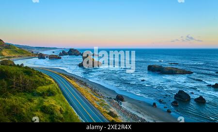 Panoramablick auf die malerische Küstenstraße und die Seestapel bei Sonnenuntergang in Oregon Stockfoto