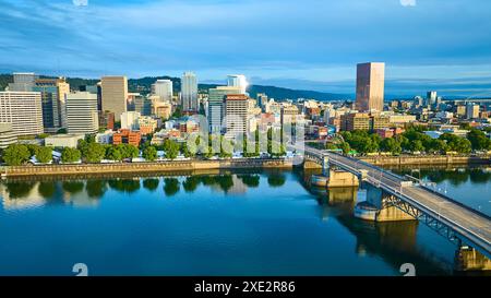 Blick aus der Vogelperspektive auf die Skyline der Innenstadt von Portland und die Morrison Bridge über den Willamette River Stockfoto