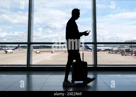 Brussels Airlines Corridor d'acces et vue sur le tarmac avec les avions parques | Zugang zur Flugzeughalle und Blick auf die Gleise mit dem Flugplan Stockfoto