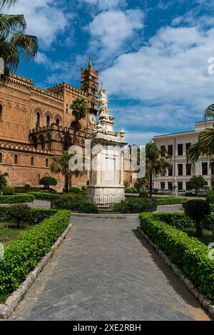 Statue von Santa Rosalia im Garten der Kathedrale Palermo. Palermo, Sizilien, Italien. Stockfoto