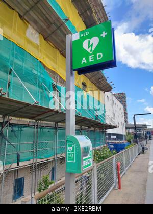 Automatisierter externer Defibrillator (AED) auf dem Bahnsteig eines Bahnhofs. Stockfoto