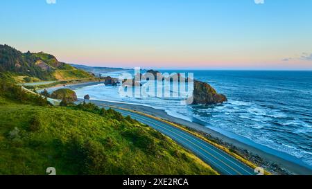 Blick aus der Vogelperspektive auf Gold Beach Sunset Coastal Highway und Sea Stacks Stockfoto