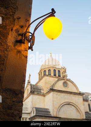 Die Altstadt von Sibennik in Dalmatien, Kroatien an der Adriaküste. Die Kathedrale von St. James Stockfoto