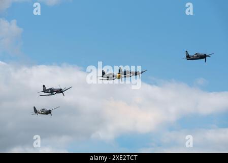 Bildung von Oldtimer-Navy-Flugzeugen des Zweiten Weltkriegs, die auf der Sywell Airshow 2024 in Northamptonshire fliegen. Flugzeuge der britischen und amerikanischen Marine Stockfoto