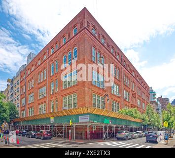 NYC Chinatown: PS 42, 71 Hester Street/44 Orchard Street, ist eine fünfstöckige Grundschule aus rotem Backstein mit roter Terrakotta. Stockfoto