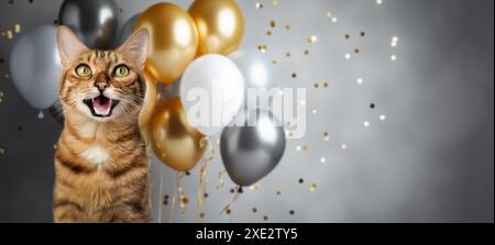 Lustiges Porträt einer fröhlich lächelnden bengalischen Katze auf festlichem Hintergrund mit Ballons und Konfetti. Stockfoto