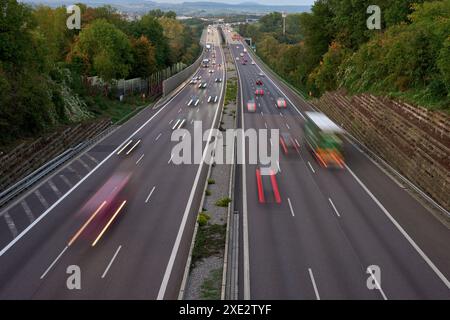Langzeitfoto des Verkehrs mit verschwommenen Spuren von Autos, Draufsicht. Straße, Autos, verschwommener Verkehr, Abend, Blick von oben. Autobahn Stockfoto