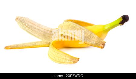 Halb geschälte Banane auf weißem Hintergrund isoliert. Stockfoto