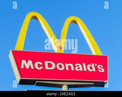 Calgary, Alberta, Kanada. Oktober 2023. Ein McDonalds Fast Food Restaurant Schild. Stockfoto