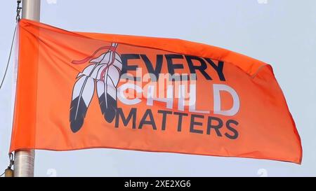 Calgary, Alberta, Kanada. Oktober 2023. Eine orangefarbene Flagge mit dem Text Every Child Matters während des Nationalfeiertags für Wahrheit und R Stockfoto