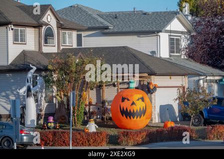 Calgary, Alberta, Kanada. Oktober 2023. Ein paar Halloween-Dekorationen wurden draußen auf der Straße im Herbst aufgestellt. Stockfoto