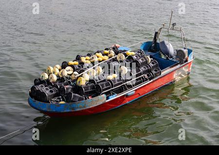 Krabbenboot mit Hummertramps, die am Dock vertäut sind. Galicien, Spanien Stockfoto