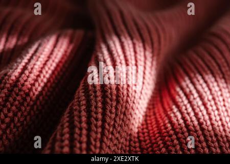 Gestrickte Textur eines rosa Pullovers oder Halstuchs in Nahaufnahme. Stockfoto