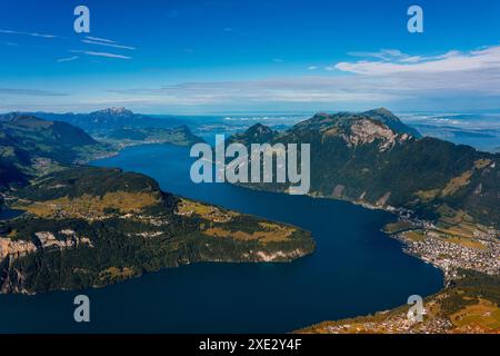 Panoramablick von Fronalpstock auf den Vierwaldstättersee in der Schweiz. Stockfoto