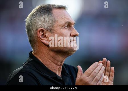 KÖLN, DEUTSCHLAND - 25. JUNI: Trainer Matjaz Kek aus Slowenien schlägt beim Spiel der Gruppe C - UEFA EURO 2024 zwischen England und Slowenien im RheinEnergieStadion am 25. Juni 2024 in Köln. (Foto: Pablo Morano/BSR Agency) Stockfoto