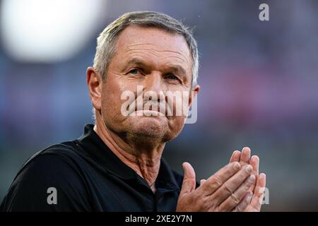 KÖLN, DEUTSCHLAND - 25. JUNI: Trainer Matjaz Kek aus Slowenien schlägt beim Spiel der Gruppe C - UEFA EURO 2024 zwischen England und Slowenien im RheinEnergieStadion am 25. Juni 2024 in Köln. (Foto: Pablo Morano/BSR Agency) Stockfoto