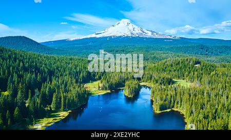 Blick aus der Vogelperspektive auf den Mount Hood, den schneebedeckten Gipfel mit Lake Trillium und Forest Stockfoto