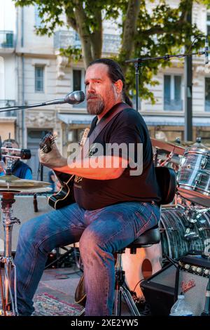 Olivier Mas im Konzert auf der Allees Paul Riquet während des Fete de la Musique. Beziers, Occitanie, Frankreich Stockfoto