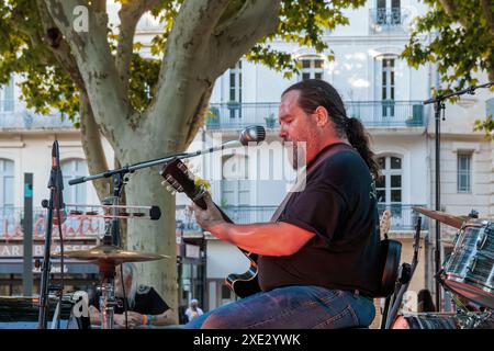 Olivier Mas im Konzert auf der Allees Paul Riquet während des Fete de la Musique. Beziers, Occitanie, Frankreich Stockfoto