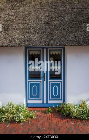 Die Eingangstür eines friesischen Hauses mit einem Strohdach. Stockfoto