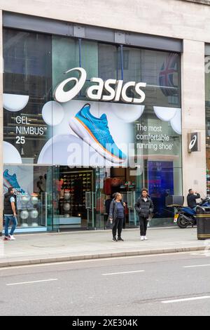 London, Großbritannien - 9. Mai 2023 : Asics-Geschäft in London. ASICs ist ein japanisches multinationales Unternehmen, das Sportbekleidung herstellt. Stockfoto