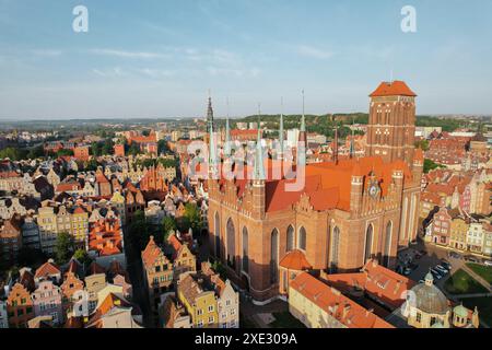 Marienkirche wunderschöne Panoramaarchitektur der Altstadt in Danzig, Polen bei Sonnenaufgang. pov der Drohne aus der Luft. Querformat Stockfoto