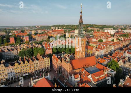 Marienkathedrale wunderschöne Panoramaarchitektur der Altstadt von Danzig, Polen bei Sonnenaufgang. pov der Drohne aus der Luft. Querformat Stockfoto