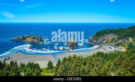 Raue Küste und felsige Inselchen im Pazifischen Nordwesten Stockfoto