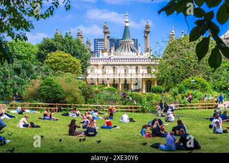 Brighton, England, Großbritannien - 23. Juni 2024: Großer Blick auf den Palast Royal Garden Pavilion und die Menschen genießen das einzigartige indoislamische Gebäude Stockfoto