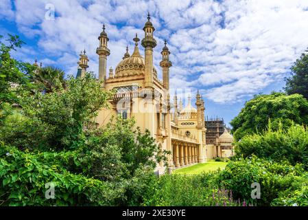 Brighton, England, Großbritannien - 23. Juni 2024: Blick auf den Royal Palace Pavilion mit seinem einzigartigen indoislamischen Baustil an einem sonnigen Tag Stockfoto