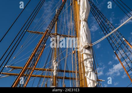 Segelboot Holzmasten und Takelage Stockfoto