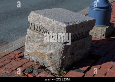 Betonblock mit dem Namen Moncton an der Main Street in der Innenstadt von Moncton, New Brunswick, Kanada Stockfoto