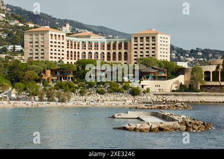 Monaco, Monte Carlo, 18. Oktober 2022: Berühmtes Hotel Monte-Carlo Beach. pier of Beach Larvotto, Meridian Beach Stockfoto