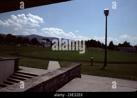 Bad Toelz, Deutschland. 6/1990. Flint Kaserne. Die Schutzstaffel (SS). Bad Tölz war eine SS-Junkerschule. Sie diente als Offizierstrainungseinrichtung für die Waffen-SS. Die Schule wurde 1937 gegründet und vom Architekten Alois Degano erbaut. Sie befindet sich in der Stadt Bad Tölz, etwa 48 km südlich von München. Die Hauptanlagen waren halbbombensicher mit 3 Stockwerken über dem Boden und 4 Stockwerken unter dem Boden. Stockfoto