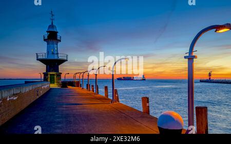 Leuchtturm Mole 1 am Schleuseneingang in BrunsbÃ¼ttel im Kieler Kanal, Schleswig-Holstein, Deutschland Stockfoto