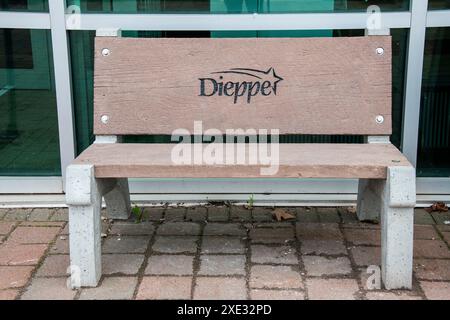 Rathausschild mit Sternenlogo auf einer Holzbank in Dieppe, New Brunswick, Kanada Stockfoto