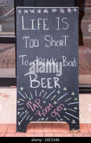 Das „Life is too short“-Schild im Happy Craft Brewing an der Main Street im Zentrum von Moncton, New Brunswick, Kanada Stockfoto