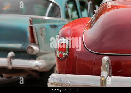 439 klassische 4-türige Limousine - rot 1952 Chevrolet, grün 1956 Dodge - am Basilica del Cobre-National Shrine Our Lady Charity Parkplatz. Santiago-Kuba Stockfoto