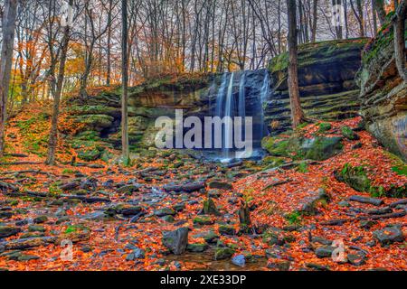 Lower Dundee Falls im Herbst, Beach City Wilderness Area, Ohio Stockfoto