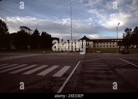 Bad Toelz, Deutschland. 6/1990. Flint Kaserne. Die Schutzstaffel (SS). Bad Tölz war eine SS-Junkerschule. Sie diente als Offizierstrainungseinrichtung für die Waffen-SS. Die Schule wurde 1937 gegründet und vom Architekten Alois Degano erbaut. Sie befindet sich in der Stadt Bad Tölz, etwa 48 km südlich von München. Die Hauptanlagen waren halbbombensicher mit 3 Stockwerken über dem Boden und 4 Stockwerken unter dem Boden. Stockfoto