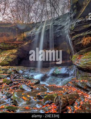 Lower Dundee Falls im Herbst, Beach City Wilderness Area, Ohio Stockfoto